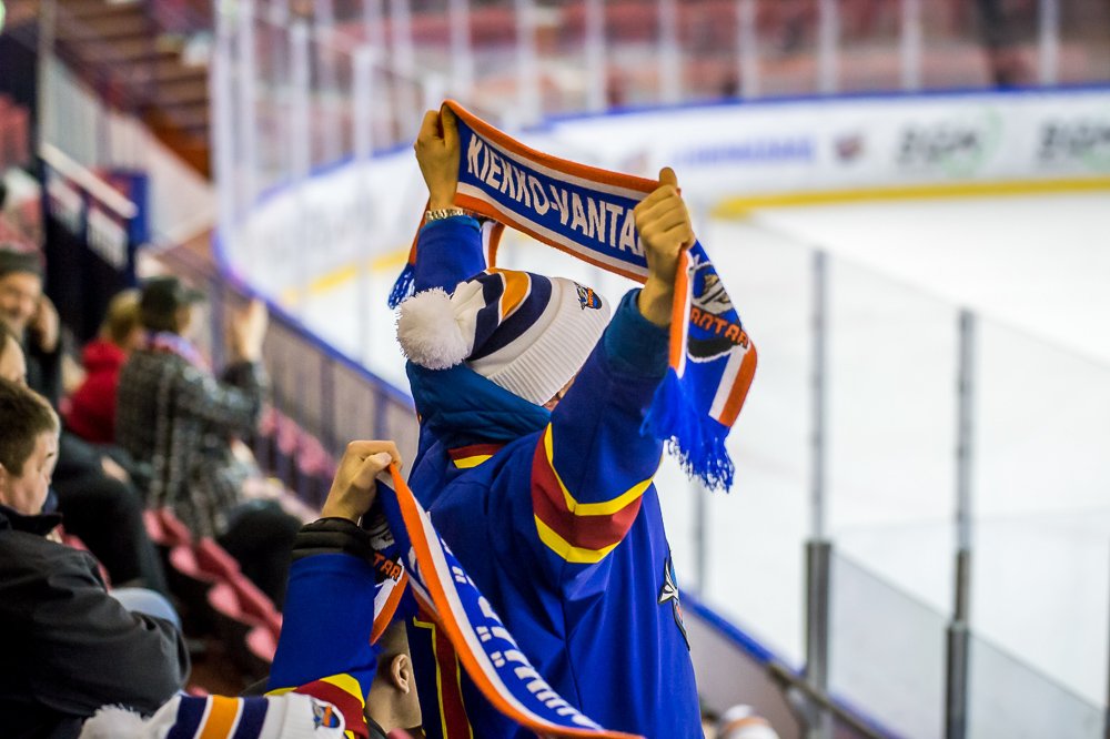 UUTINEN: #KVantaa pelissä voit juoda olutta normaalissa katsomotilassa ensimmäistä kertaa Suomessa

Lauantaisessa viidennessä puolivälieräottelussa tehdään historiaa!

LUE: kiekko-vantaa.fi/uutiset/suomen…

#KVantaa #Mestis