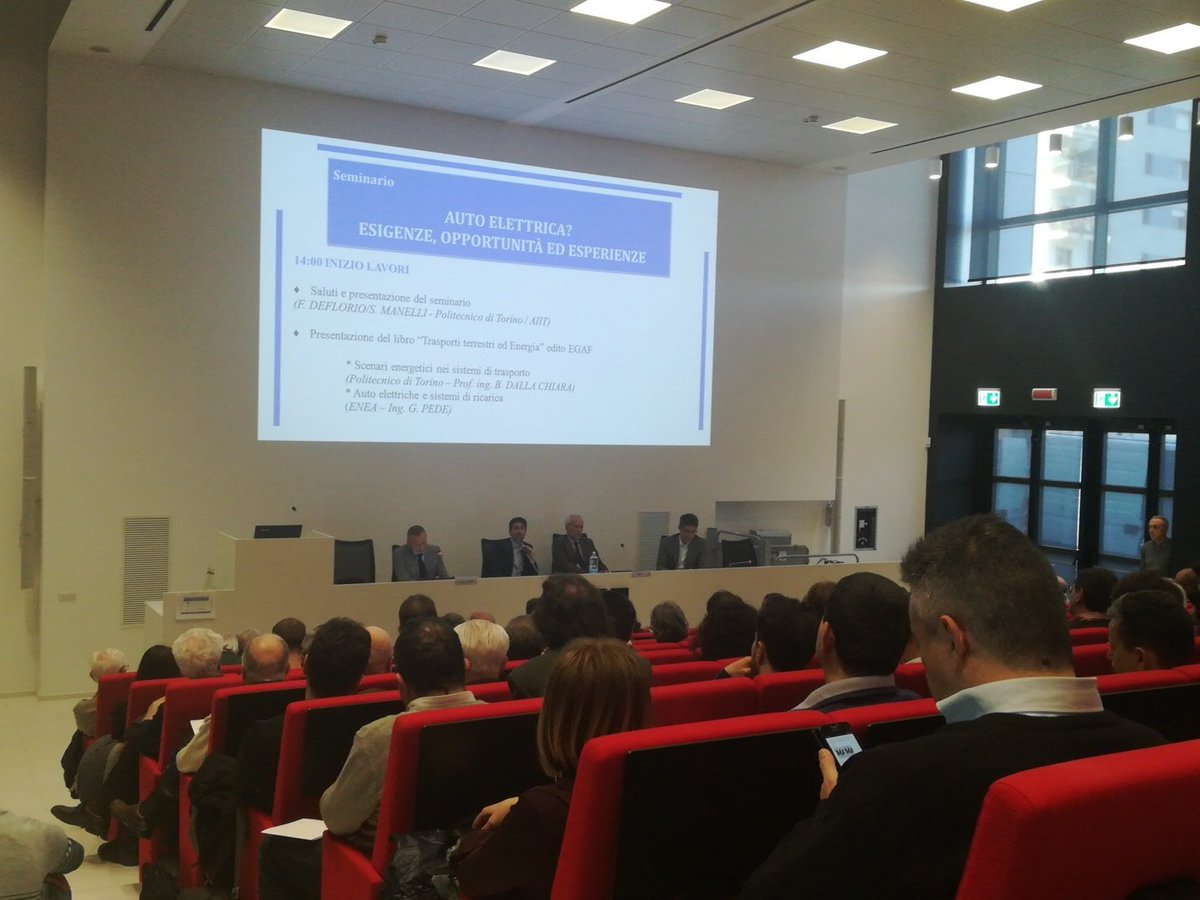 AngelaCarboni90's tweet photo. Aula piena per il seminario AIIT #EV_AIIT2018 , si parla di #ElectricVehicle @AIIT_Piemonte https://t.co/kaHT8rucrz
