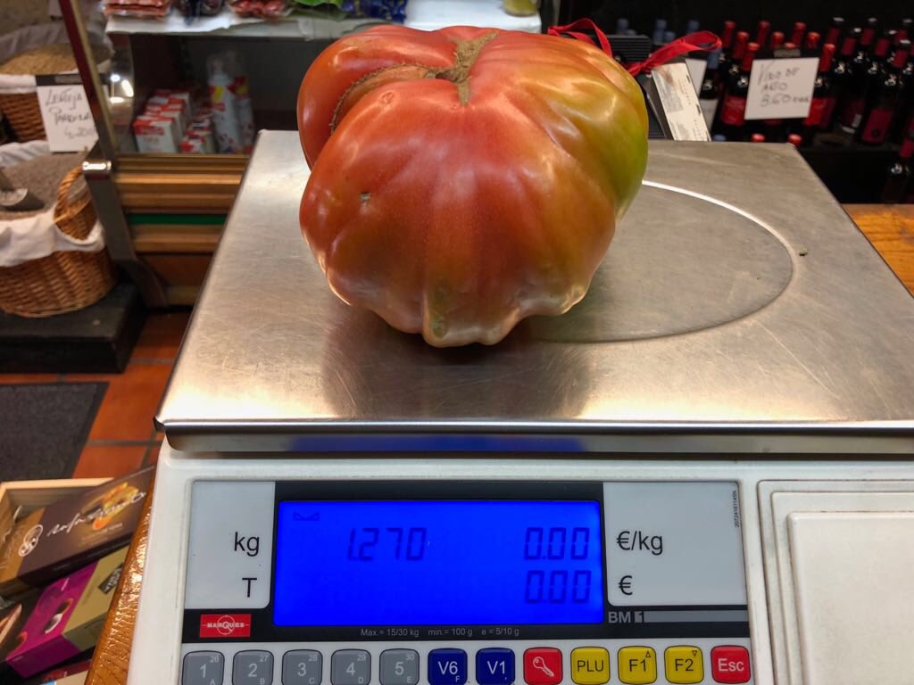 Victofer1922's tweet photo. ¡Hora de comer y con una razón de peso! #Tomatas, delicias de #temporada. #Felizfindesemana #productosdetemporada #comerciolocal #frutas #verduras #alimentación #Salud https://t.co/AesNrHxjVZ