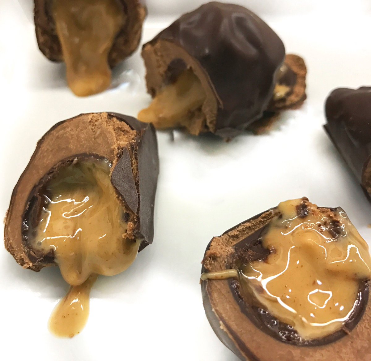 cakeandloafmrkt's tweet image. Chocolate + Peanut Butter go hand in hand - with a #vegan PB CREAM EGG in each hand - you do the math #hamont 😜 #2good
👉They are back on the shelves!