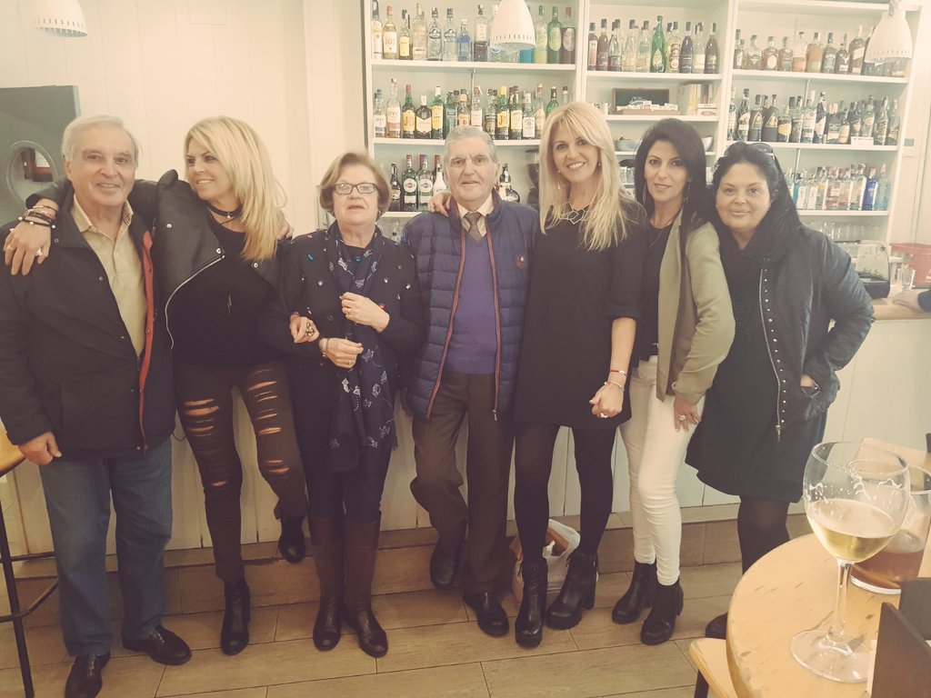 Fatima_Mulero's tweet image. La familia unida jamás será vencida. Como envidio poder estar en esta foto :( #Muleros #Fortaleza #OrgulloMulero #estasprimasrestanañosjoder