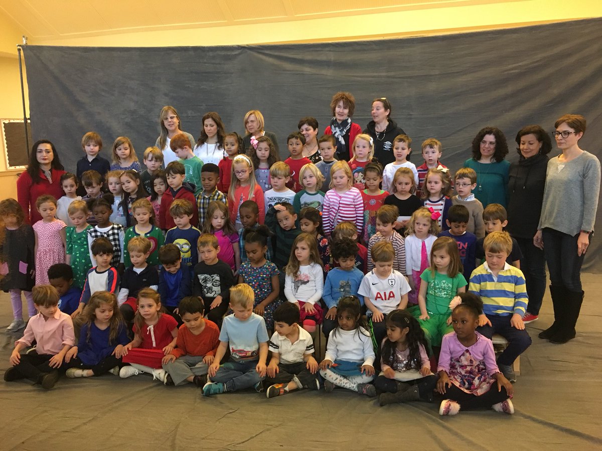 clacktos's tweet image. Behind the scenes of class picture day 📷