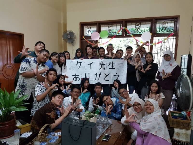 JapanClubMzr's tweet photo. Tak terasa sudah waktunya NP kesayangan kami, Keisuke Ando, kembali ke Jepang. 

Minggu, 11 Maret 2018 lalu, anggota JC MZR 30/31/32 mengadakan Farewell Party khusus untuk Kei-sensei!

Banyak pengalaman menyenangkan yang telah kami lalui bersama beliau

ケイ先生ありがとう~ https://t.co/6pjXoGiBqK