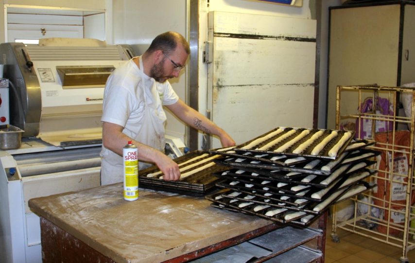 Manche : un bel élan de solidarité pour sauver la boulangerie du village - actu.fr dlvr.it/QLGPn4 #patisserie #perfectchoux