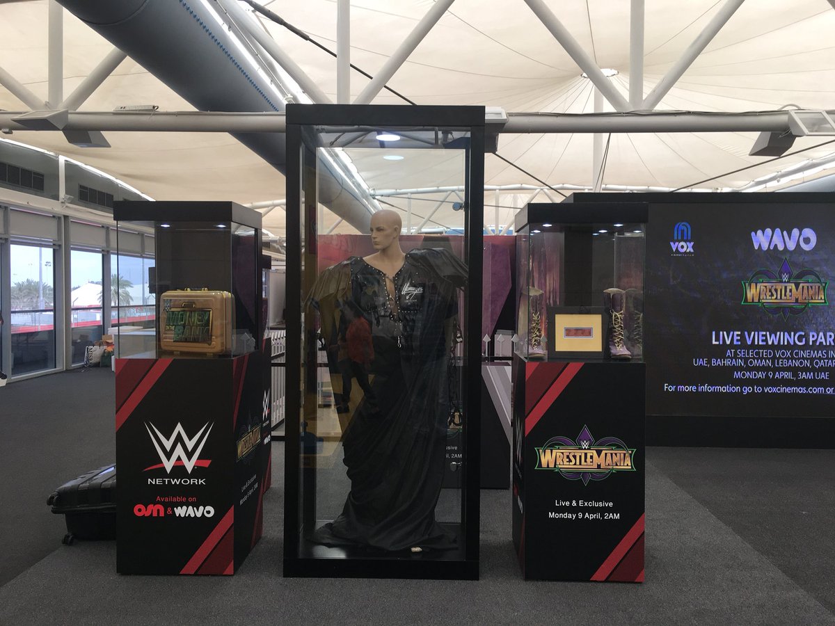 Suplexarabia's tweet photo. جاكيت الأندرتيكر من راسلمينيا ١٥ و حقيبة موني ان ذَا بانك من كوميكون البحرين https://t.co/iHmZVnNzLD