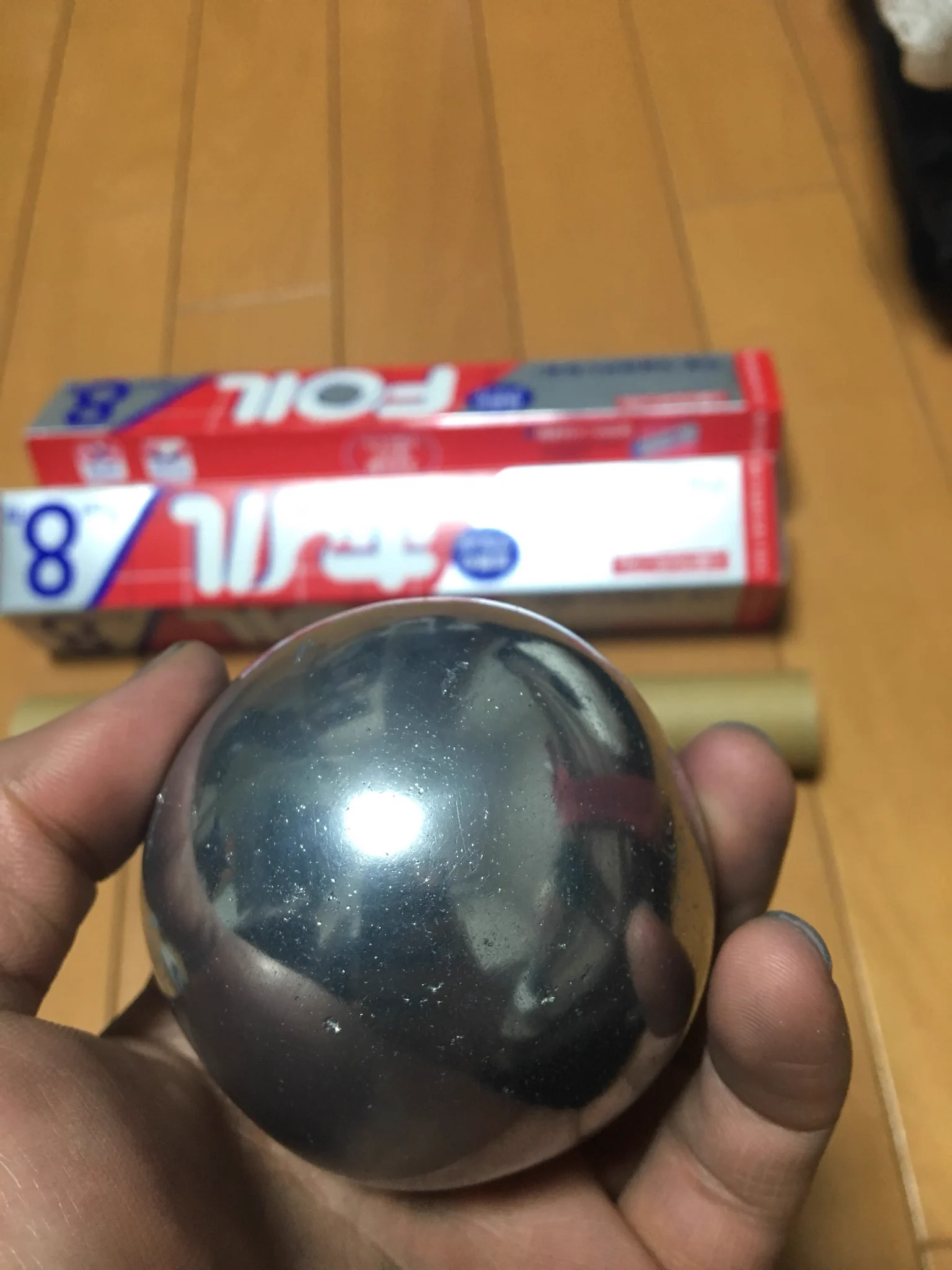 いや、もうアルミホイルには見えないわwアルミホイル叩き続けてつくった球がすげえw