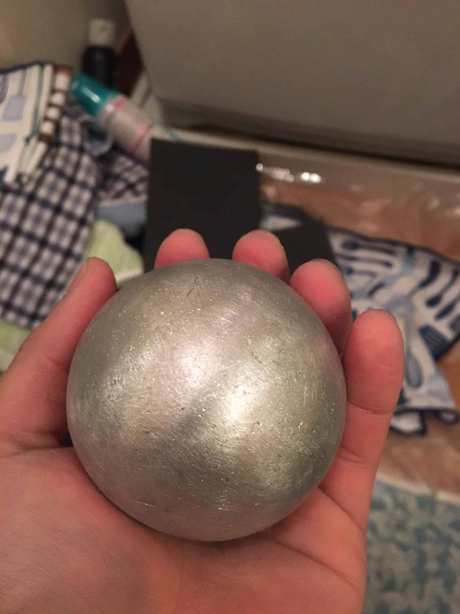 いや、もうアルミホイルには見えないわwアルミホイル叩き続けてつくった球がすげえw