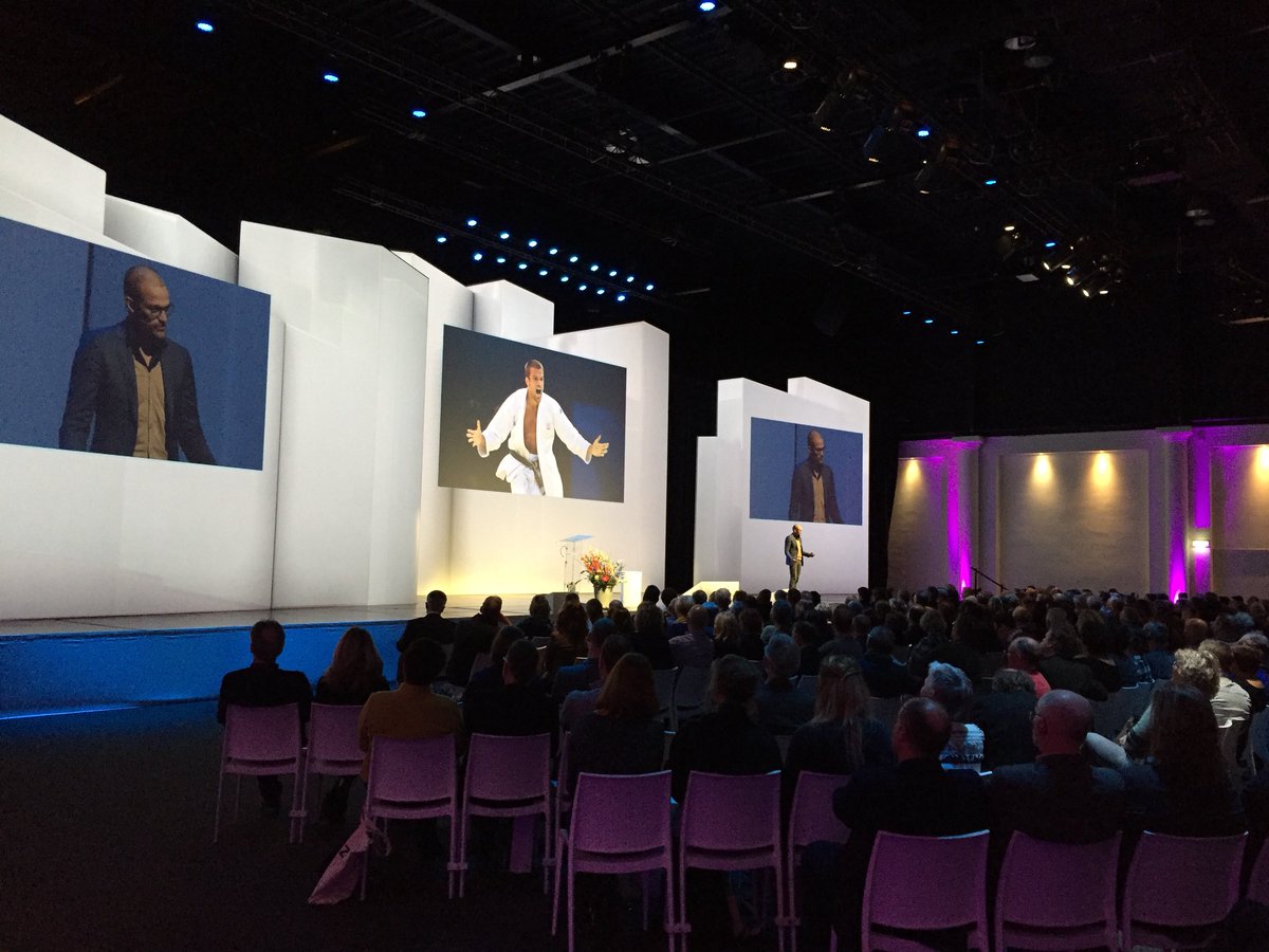 Daar staat hij: <a href="/rubenhoukes/">Ruben Houkes</a> op het #AVScongres vertelt zijn verhaal aan 500 schoolleiders over topsport, leiderschap en <a href="/Schooljudo_nl/">Schooljudo team</a>