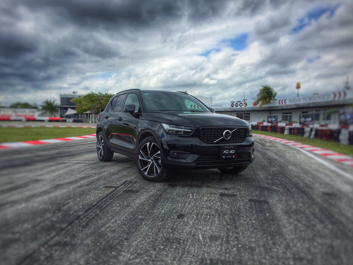 CarGlobe's tweet photo. El nuevo @VolvoCarMexico #XC40 llega en tres versiones con los siguientes precios:
Momentum T4 659,900
Inscription T4 699,900
R-Design - T5 759,900 #NewRulesNewPlayer https://t.co/Vy2ekbBGd2