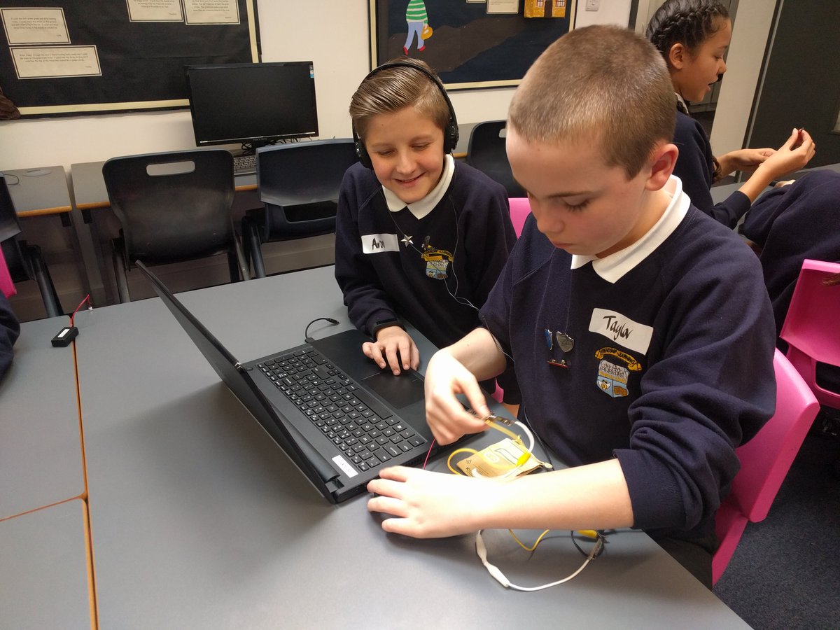 ComputerXplore1's tweet image. Great #BritishScienceWeek2018 workshop at Tower Hill Primary yesterday. Using carrots to control a microbit jukebox. #programming4primaries