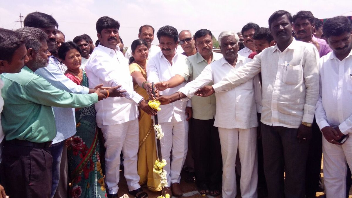 INCclk's tweet photo. ಚಳ್ಳಕೆರೆ ನಗರದ ಬಳ್ಳಾರಿ ರಸ್ತೆಯಲ್ಲಿ ಲಿಡ್ಕರ್, ನಿರ್ಮಿತಿ ಕೇಂದ್ರದ ಸಂಯುಕ್ತಾಶ್ರಯದಲ್ಲಿ ಬಾಬು ಜಗಜೀವನರಾಮ್ ಚರ್ಮ ಕುಶಲ ಕರ್ಮಿಗಳ ಸಮುದಾಯ ಭವನ, ಆವರಣಗೋಡೆ ನಿರ್ಮಾಣ ಸುಮಾರು 96.20 ಲಕ್ಷದ ಕಾಮಗಾರಿ,  ಸುಮಾರು 337 ಫಲಾನುಭವಿಗಳಿಗೆ  ಐದು ಎಕರೆಯಲ್ಲಿ ಶಾಶ್ವತ ಮನೆ ,ನಿರ್ಮಾಣ, 175 ಜನರಿಗೆ ವಿತರಣೆ, 10 ಕೋಟಿ ವೆಚ್ಚದ ಮನೆ, ರೋಡ್, https://t.co/vAX2h6I8MC