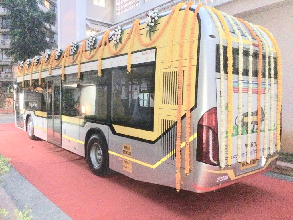 TransportGuy_'s tweet photo. All new #eco-friendly point to point #ACbus launched in #Mumbai today! #BKC #SmartCity https://t.co/DWInn11RKU