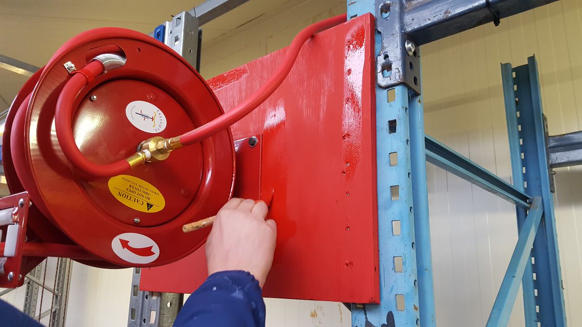 EasyFiets's tweet photo. Nieuwe foto's uit de fabriek! We zijn alvast begonnen met het inrichten. Dit wordt zo gaaf! #recyclefabriek #vandaagisrood #crowdfunding https://t.co/T7mACIEzLr