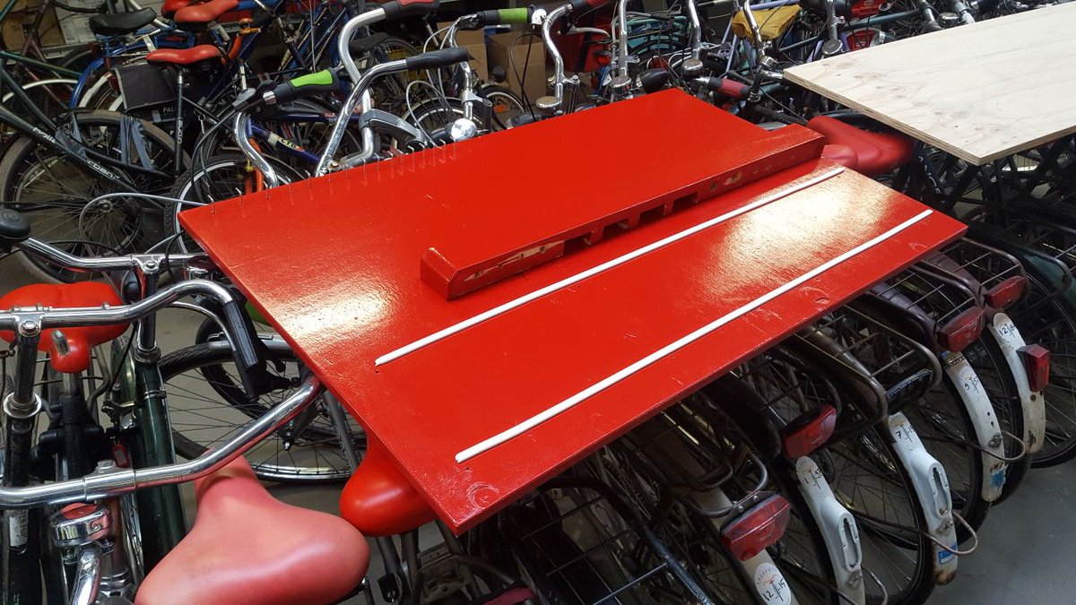 Nieuwe foto's uit de fabriek! We zijn alvast begonnen met het inrichten. Dit wordt zo gaaf! #recyclefabriek #vandaagisrood #crowdfunding