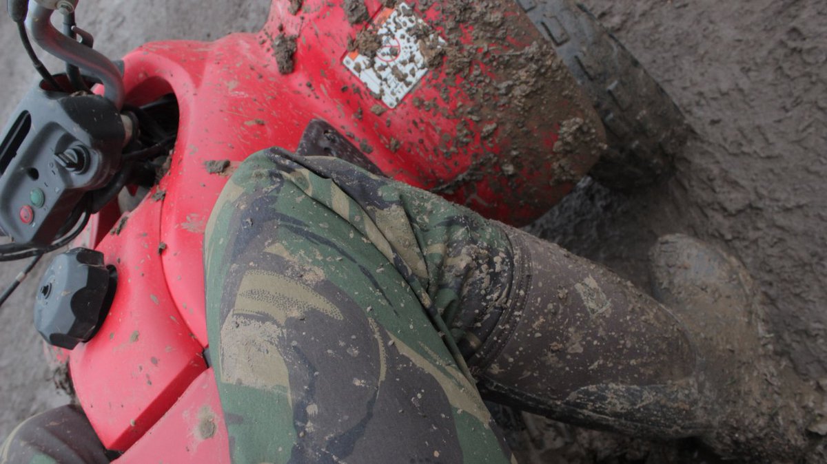 olly_quinn's tweet photo. #FridayFeeling when working this wknd is a great one, when it involves riding one of these, even with the #MiniBeastFromTheEast, thanks to trusty #MuckBoots ๐๐๐#LiveLifeOutside #atvfun #MudLife #AtvRiding #QuadLyfe #Honda25 #Wellies #offroading #HappyCustomer https://t.co/jWZOtnZpqc