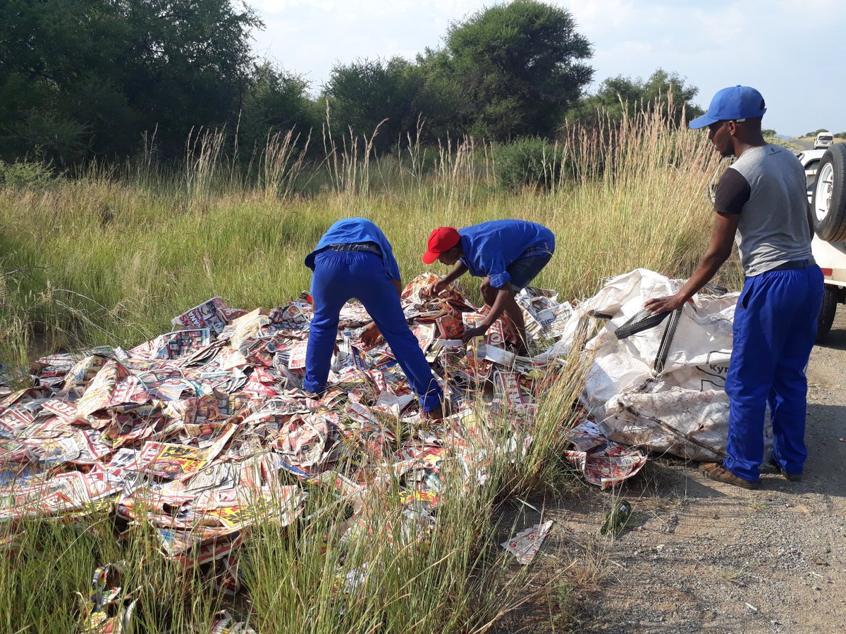 ThinkOrStinkSA's tweet photo. Dear @Shoprite_SA we can distribute your special flyers more responsibly. Littering is irresponsible. #EnviroWise #EnviroNice https://t.co/lZorZIe8V5