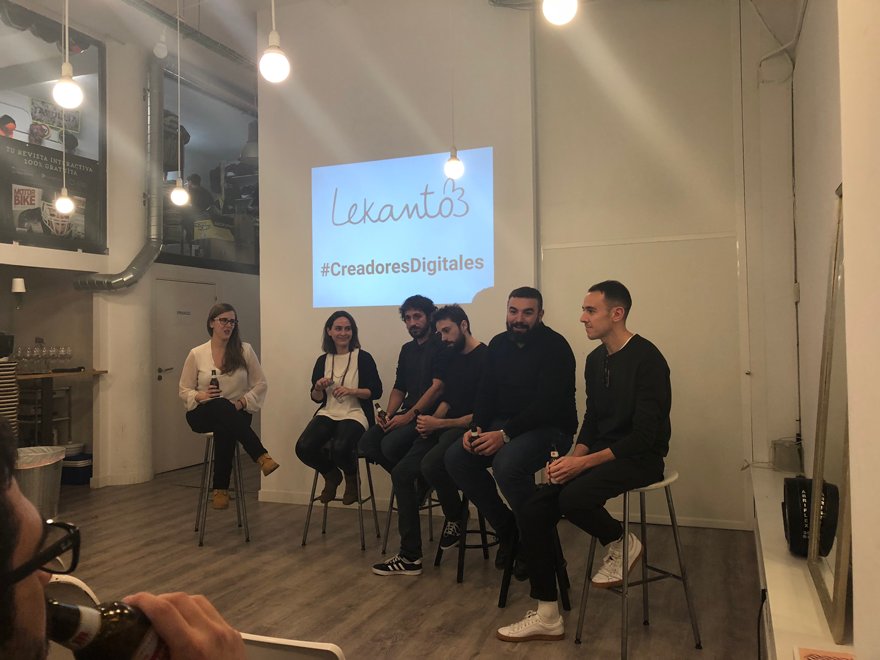 Secuoyas's tweet photo. Ayer @lolamartingil (diseñadora de producto) @_alexrodrigo_ (director de series) Javier Cumella (realizador y creativo en de @The_Cocktail) y @roberbodegas y @Alberto_Casado de @Pantomima_Full hablando sobre el mundo digital en una iniciativa de @lekantostudio #somossecuoyas 💪🤟 https://t.co/VDRzOq4qLb