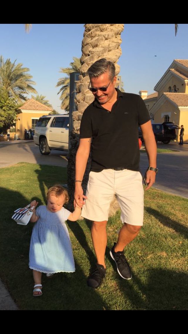 johnmsv's tweet photo. Handbags at dawn with GrandDaughter #1 #MissSophiaIves @j1ves @ChloeMsv https://t.co/cpY3RSsUOO