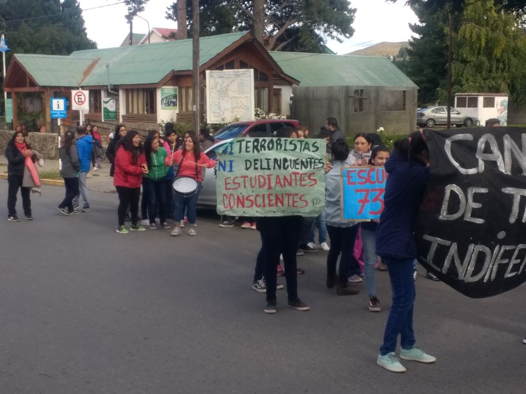 RED43info's tweet photo. #Esquel Padres y docentes de la Escuela 735 exigen mejoras edilicias - https://t.co/7Cnr2cuo0I Reclaman #CondicionesDeSeguridad @EducacionChubut @EducacionAR https://t.co/RPpSf3ADN8
