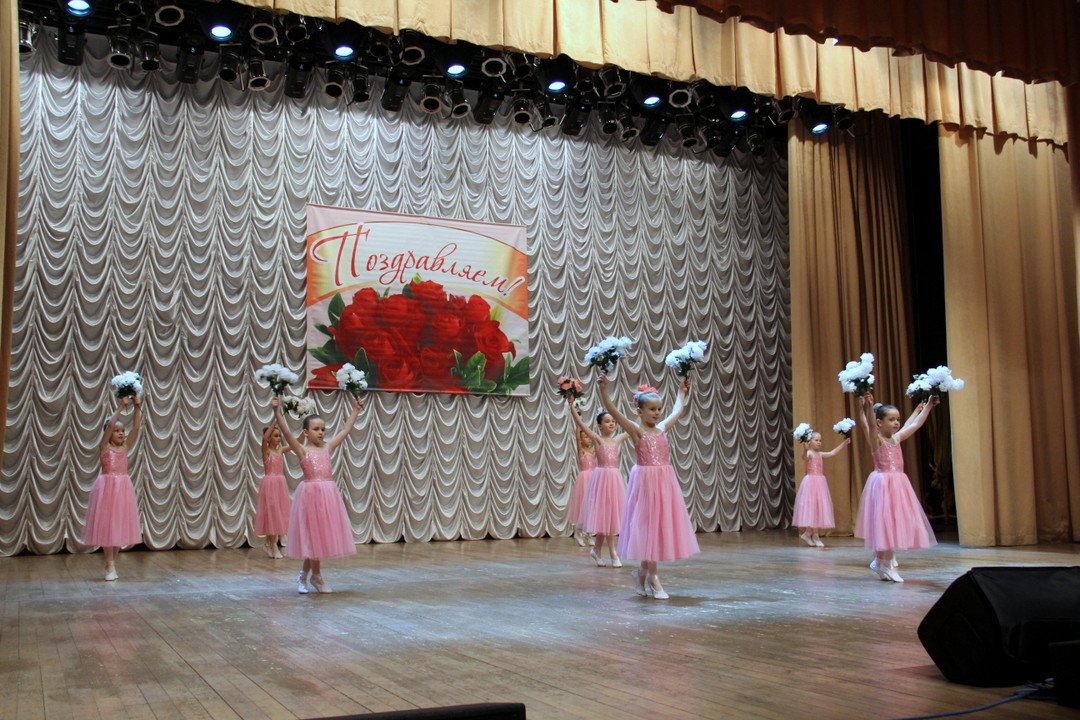 v_chekhov's tweet photo. Сегодня в доме культуры «Юбилейный» состоялась большая праздничная программа в честь работников жилищно-коммунального хозяйства Воскресенского района. Поздравляю всех работников ЖКХ с профессиональным праздником! Желаю успехов, счастья и благополучия! #ВоскресенскийРайон #ЖКХМО https://t.co/YxthkdRN9d