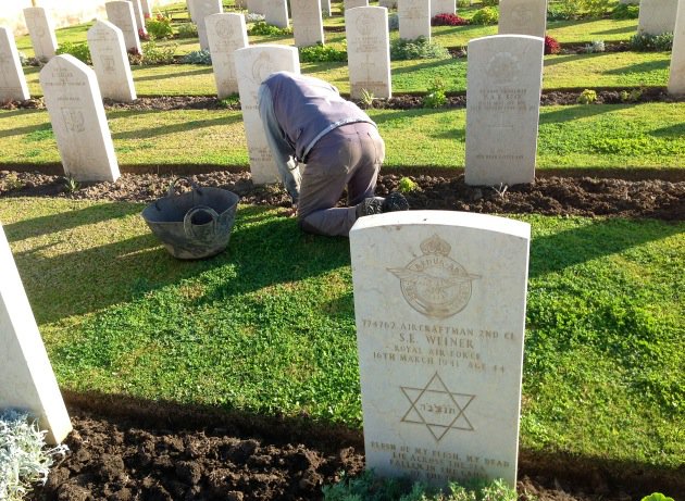MarkTJones500's tweet photo. Remembering service and sacrifice - RIP. #Chatby Military Cemetery, #Alexandria, #Egypt. Photo by MTJ https://t.co/XdIVDADGOY