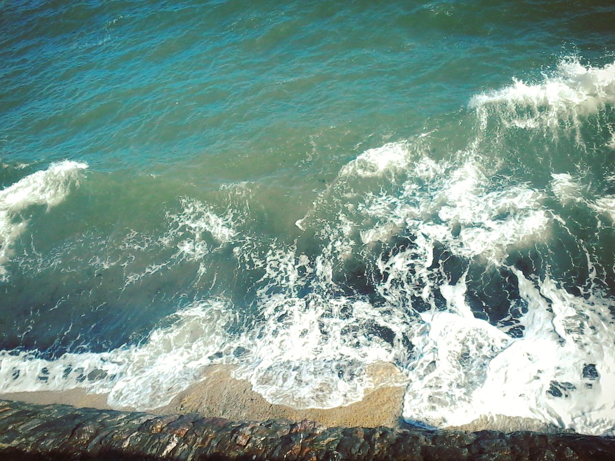 DinanEnglish's tweet photo. A milky blue green churned up sea yesterday in Torquay💚 #atlanticblue #torquay #devon #torbay #beachlife #seafront #atlanticwaves #colour https://t.co/QRBfKHkRRW