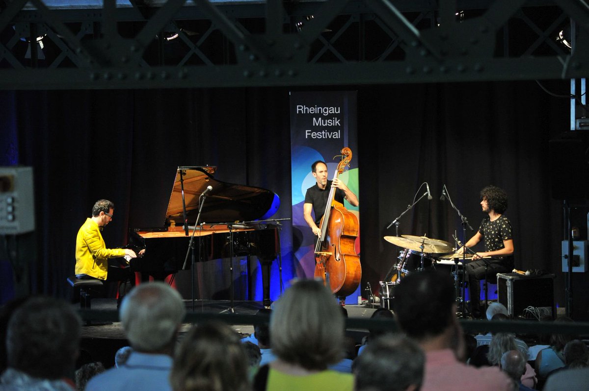 In unserer neuesten Newsletter-Ausgabe stellen wir Ihnen „Fokus Jazz“  vor. Anders als in den vorangegangenen Jahren richten wir in diesem  Sommer den Blick auf die vielleicht beliebteste Formation im Jazz  überhaupt, dem Piano Trio: bit.ly/2GCT2vW Foto: <a href="/omerklein/">Omer Klein</a> Trio