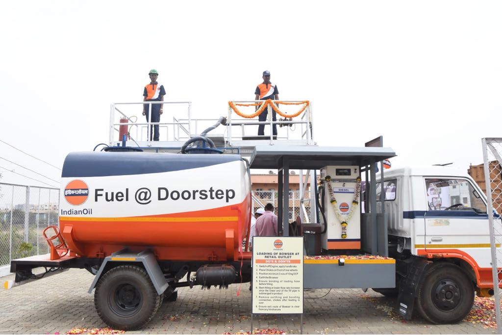 IndianOilcl's tweet photo. Another milestone in customer convenience #FuelAtDoorstep. IndianOil launches FIRST OF ITS KIND PESO APPROVED Mobile dispenser for Door Delivery of Diesel to its esteemed customers at Pune. https://t.co/7xB23at2Dj