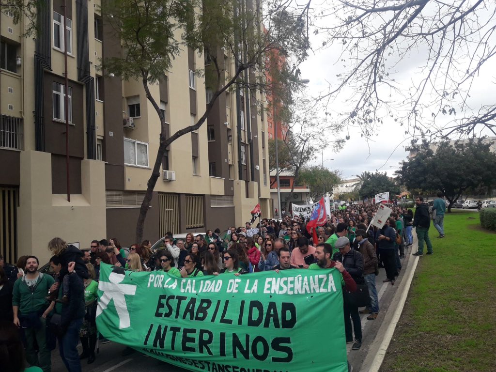 estab_interinos's tweet photo. En distintos puntos de Andalucía, los interinos luchando por la #Estabilidadinterina 
#losqueestansequedan 
@feccooand @anpeandalucia @UGT_Andalucia @CSIFenseA @fasecgt @usteaeducacion @EducaAnd @amrandado https://t.co/f6qZOY5p3u