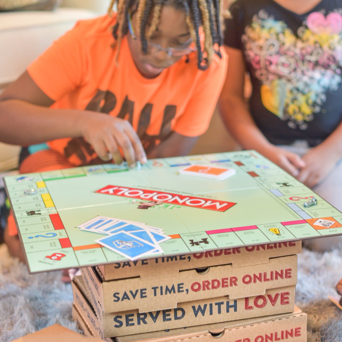 MaddiosRogers's tweet photo. Turning BORRREDDDDD game night into bored game night. #servedwithlove #boardgamenight #familynight
.
.
.
.
.
#familygamenight #imbored #pizzanight #takeoutpizza #callaheadorders #rogerseats #eatpizza #kids https://t.co/Um8T800DQe