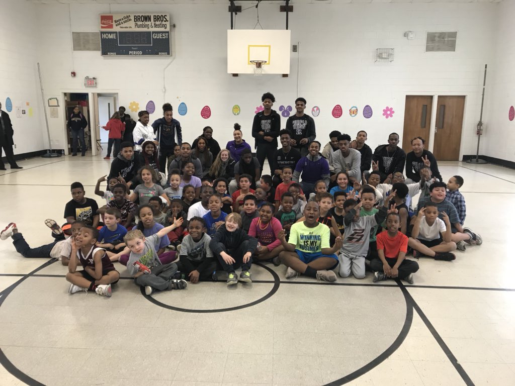 RiversideMBball's tweet photo. Spent time Wednesday giving back to our community who has given us so much! Menโs & Womenโs varsity basketball teams hosted a basketball clinic for students at Holt Elementary with their positive behavior program. #OneRiverside @DurhamPublicSch #HoltElementary #OneDurham https://t.co/tTT8cxykaU