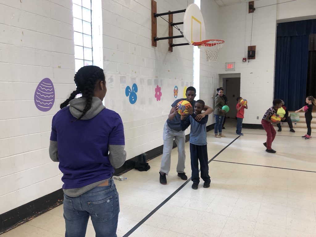 RiversideMBball's tweet photo. Spent time Wednesday giving back to our community who has given us so much! Menโs & Womenโs varsity basketball teams hosted a basketball clinic for students at Holt Elementary with their positive behavior program. #OneRiverside @DurhamPublicSch #HoltElementary #OneDurham https://t.co/tTT8cxykaU