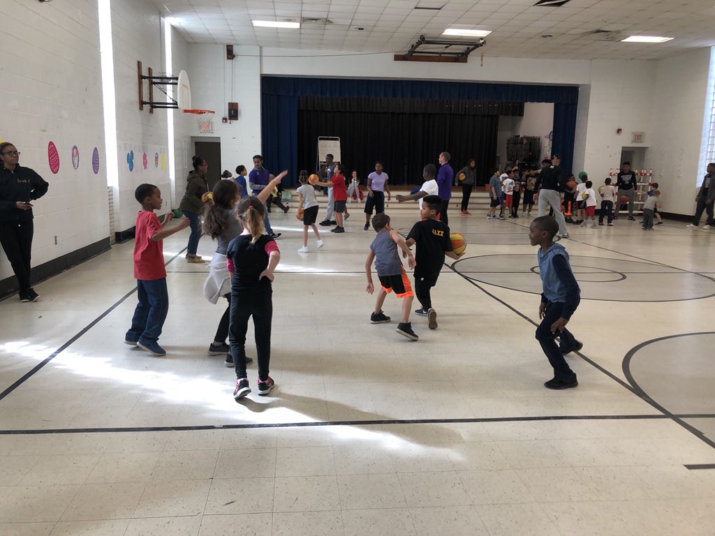 RiversideMBball's tweet photo. Spent time Wednesday giving back to our community who has given us so much! Menโs & Womenโs varsity basketball teams hosted a basketball clinic for students at Holt Elementary with their positive behavior program. #OneRiverside @DurhamPublicSch #HoltElementary #OneDurham https://t.co/tTT8cxykaU