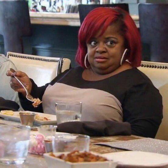 yo: mamá me duele la garganta 
mi madre : eso es por estar tol dia con el movil