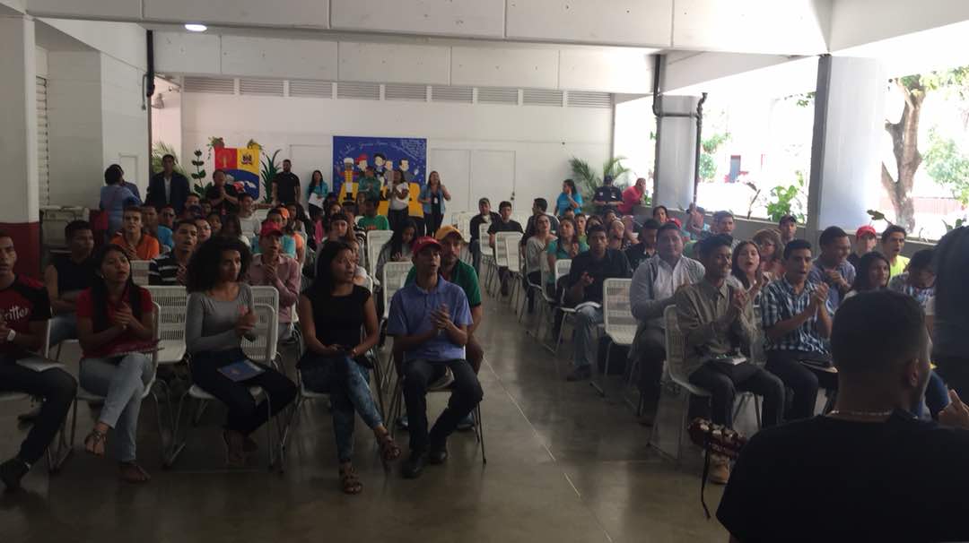 RICHARDARRAIZ66's tweet photo. Jóvenes de todo el país se dan cita en Caracas con el fin de fortalecer la participación y la inclusión de la juventud de la PATRIA, como lo dijera @NicolasMaduro "debemos llegar a la incorporación plena de nuestros jóvenes al aparato productivo en proyectos sustentables" RT https://t.co/4QUsex2hHS
