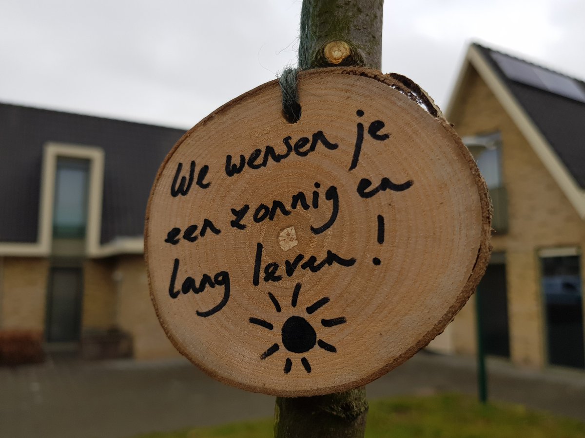 GroenLinks_Smal's tweet photo. Vandaag hebben een aantal van onze kandidaten voor de  gemeenteraadsverkiezingen van volgende week woensdag de eerste 11  fruitbomen geplant. In Drachten, De Veenhoop en Rottevalle staan nu een aantal van onze appel-, peer- en kersenbomen! https://t.co/4kmJ2DKa23