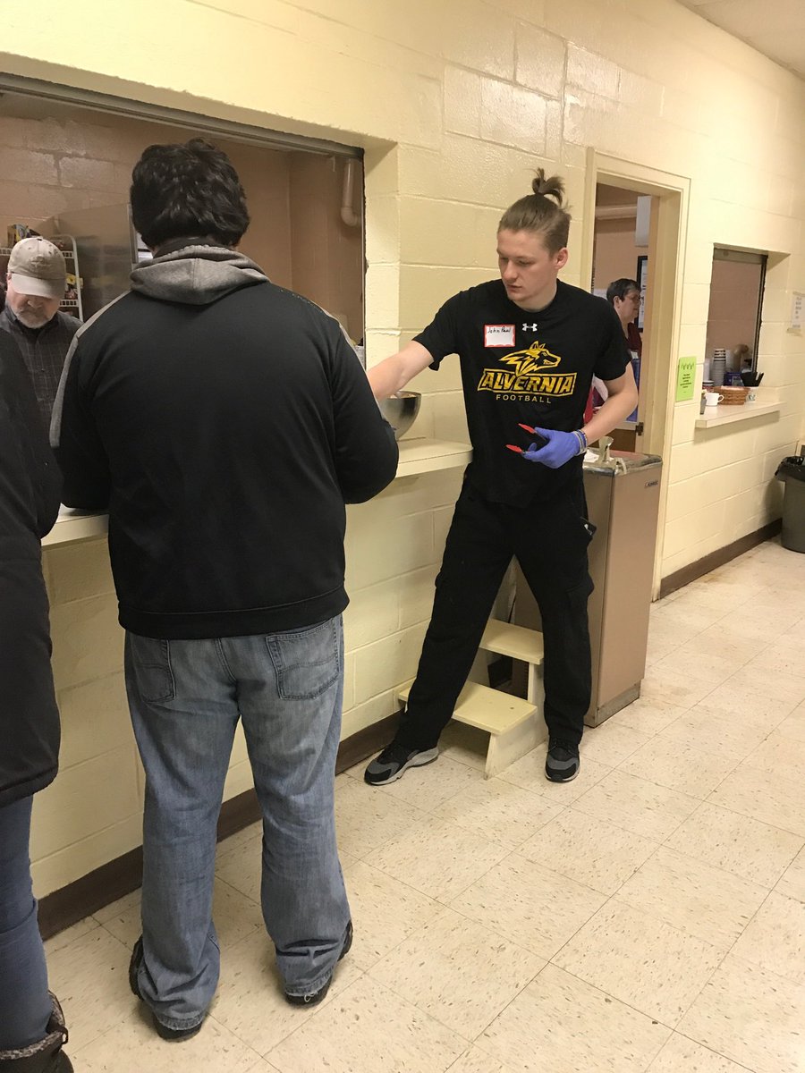 Coach_MikeWood's tweet image. Great to see our guys investing time into the community!  Cleaning parks &amp;amp; serving others #wolvesatwork