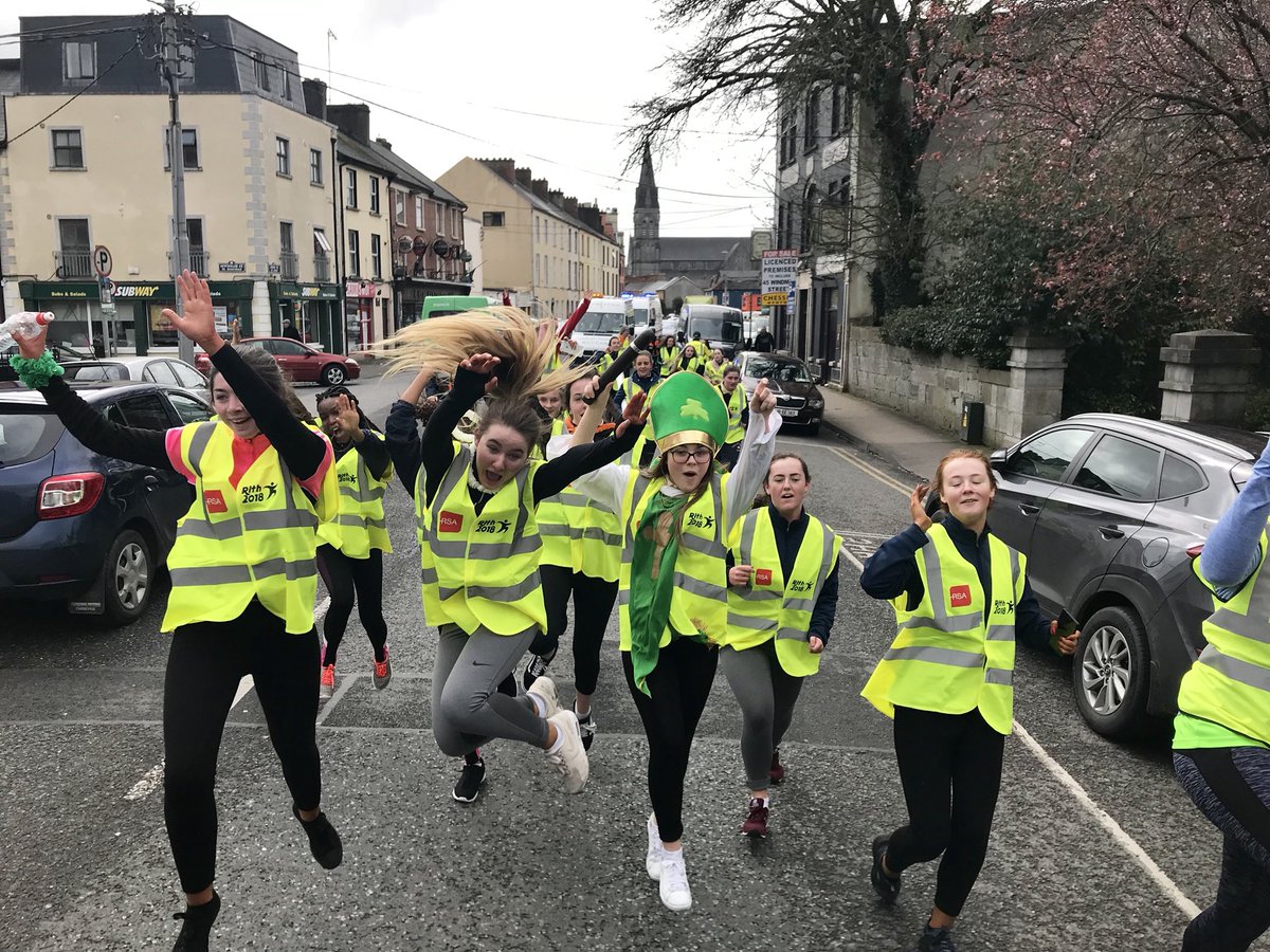 Rith_Gaeilge's tweet photo. Bhí Coláiste Nano Nagle ag rith linn i Luimneach! Maith sibh a chailíní! https://t.co/Rltzs8QO39