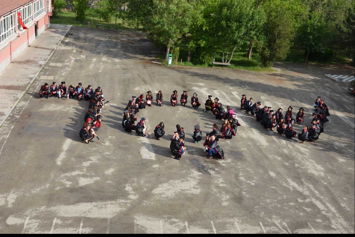 Alnımızda bilgilerden bir çelenk,
Nura doğru can atan Türk genciyiz.
Yeryüzünde yoktur, olmaz Türk'e denk;
Korku bilmez soyumuz.
#16martöğretmenokullarınınkurulusu