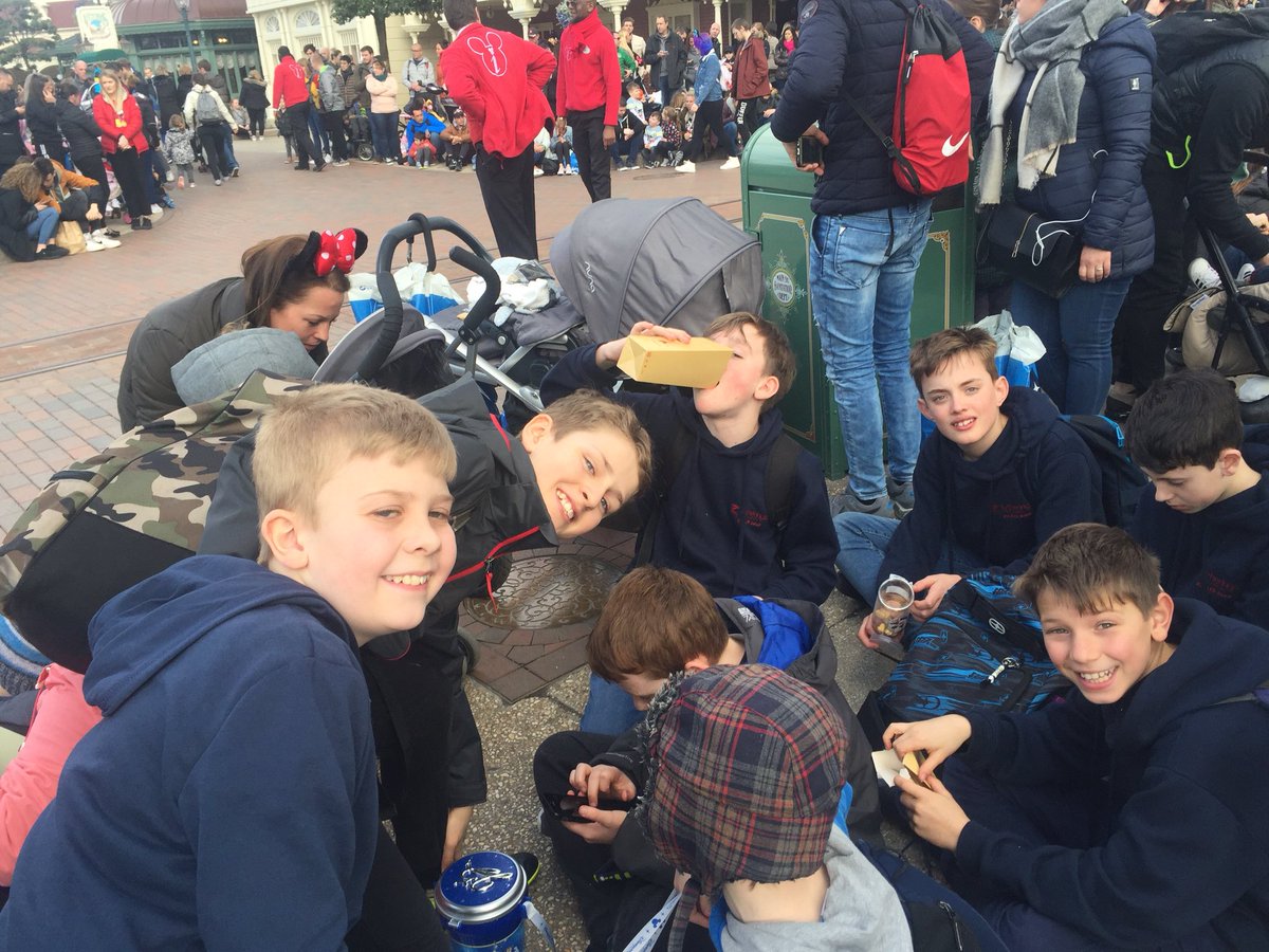 TythyAHTMrsH's tweet photo. Waiting for the parade to start! #whereismickey @TytheringtonSch https://t.co/WfiQxkgsCw