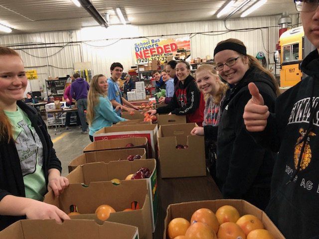 denmarkffa's tweet photo. Love seeing all these awesome FFA members bright and early this morning to help our FFA Alumni sort fruit!! #alumni #fruitsale #denmarkpride https://t.co/WBGeQDpuOb