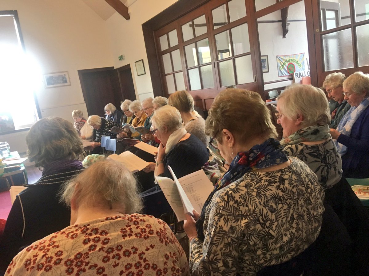 EglwysiLlanRhos's tweet photo. Oedfa Chwiorydd y Byd pnawn heddiw yn Neuadd Cwmtirmynach, wedi ei baratoi eleni gan Chwiorydd Suriname 🇸🇷. Diolch i bawb a gymerodd ran; cafwyd #bendith. @WWDPforEWNI @BalaEglwys @hywelrhys https://t.co/mJnSckGcJE
