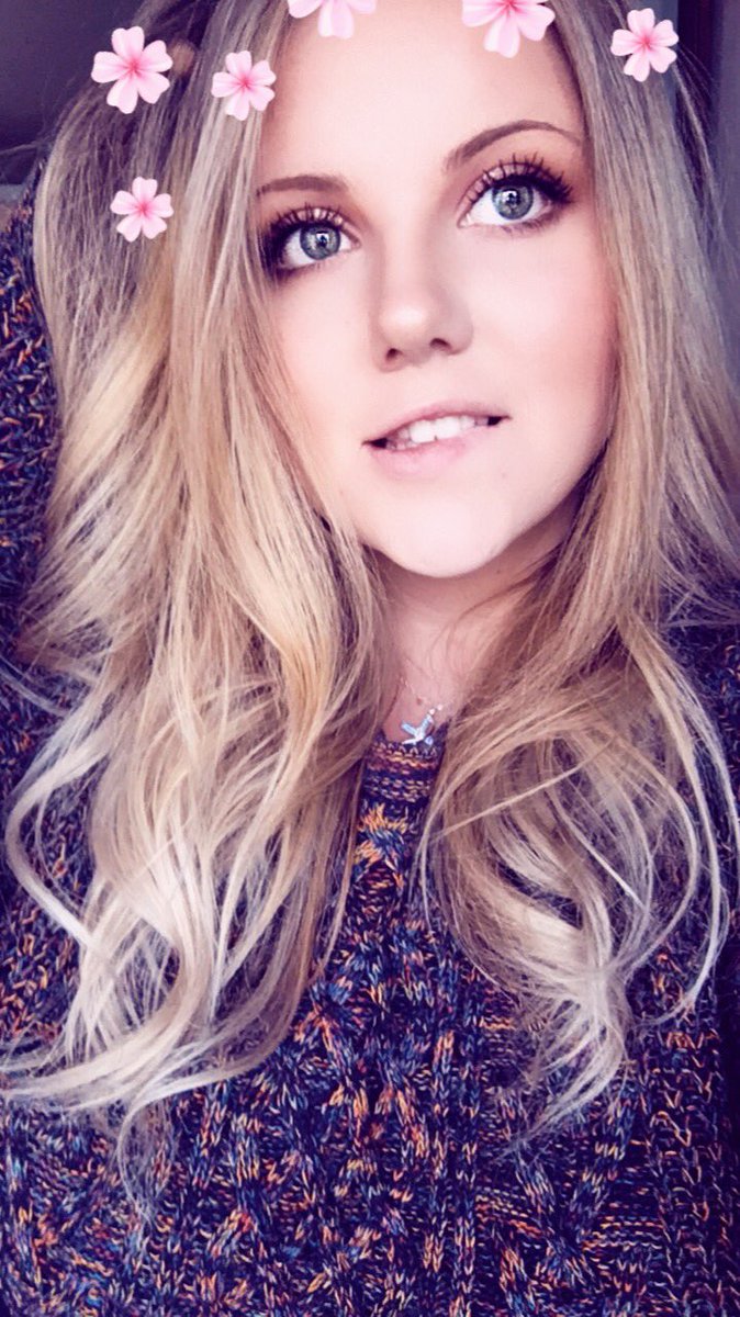 sweetly_heath's tweet photo. Obsessed with this rainy sweater weather 💦🌸 https://t.co/CFBWL2MjAa