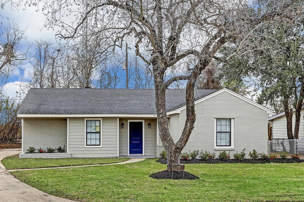 womackdev's tweet photo. #ForSale Totally renovated traditional one story 3 bedroom, 2 bathroom home conveniently located within 10 minutes of Texas Medical Center, Downtown, Museum District, and area universities. #WDIR  #HoustonHomeshttp https://t.co/fdtKUsaC1i https://t.co/1teNwqWScq