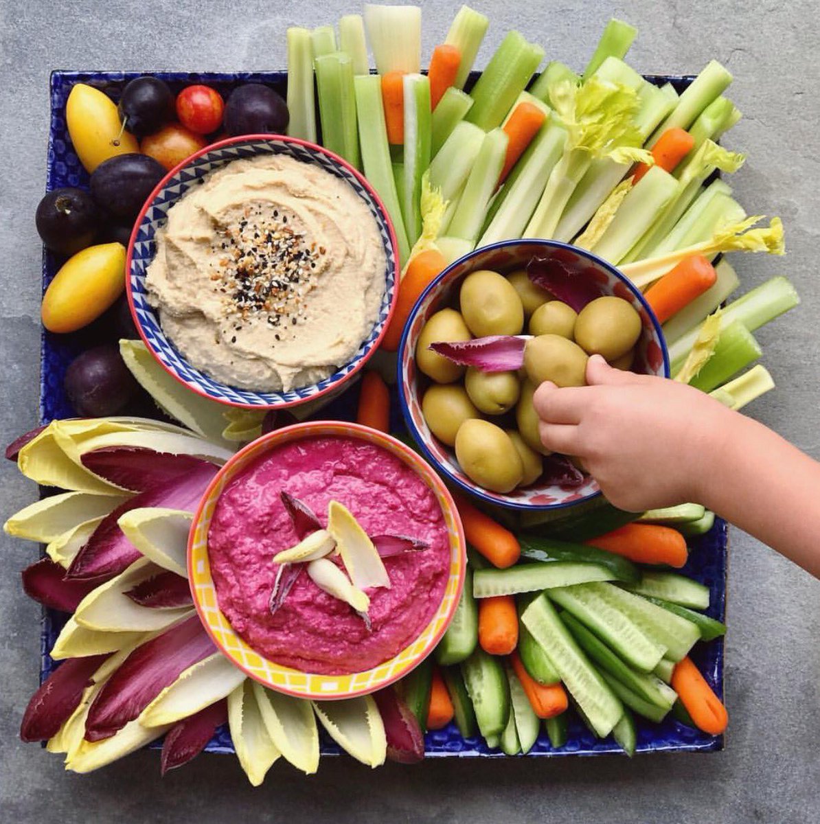 Veggiecation's tweet photo. Happy Friday, friends! How delicious does this snack tray look?! Veggies and hummus are perfect for your kiddos to grab + munch on 🙌🏻 https://t.co/GEhXkcjNZJ