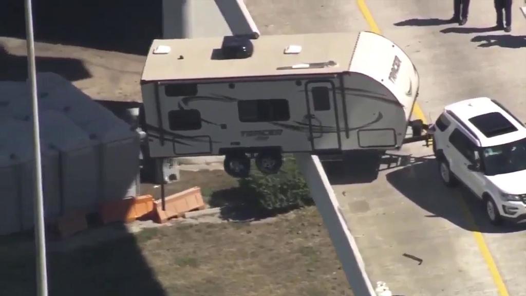 Florida, incidente sul cavalcavia: la roulotte resta sospesa nel vuoto - VIDEO ift.tt/2tT56q1