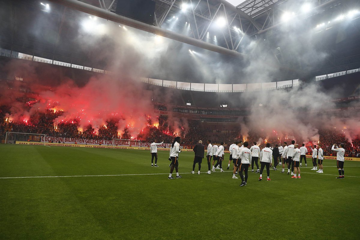 GalatasaraySK's tweet photo. 📸 Aslanlarımız taraftarımızı selamladı! https://t.co/PYSrkF1fZA