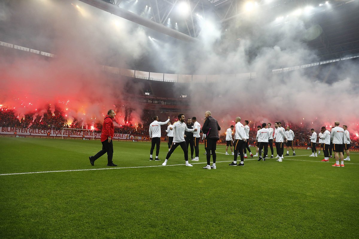 GalatasaraySK's tweet photo. 📸 Aslanlarımız taraftarımızı selamladı! https://t.co/PYSrkF1fZA