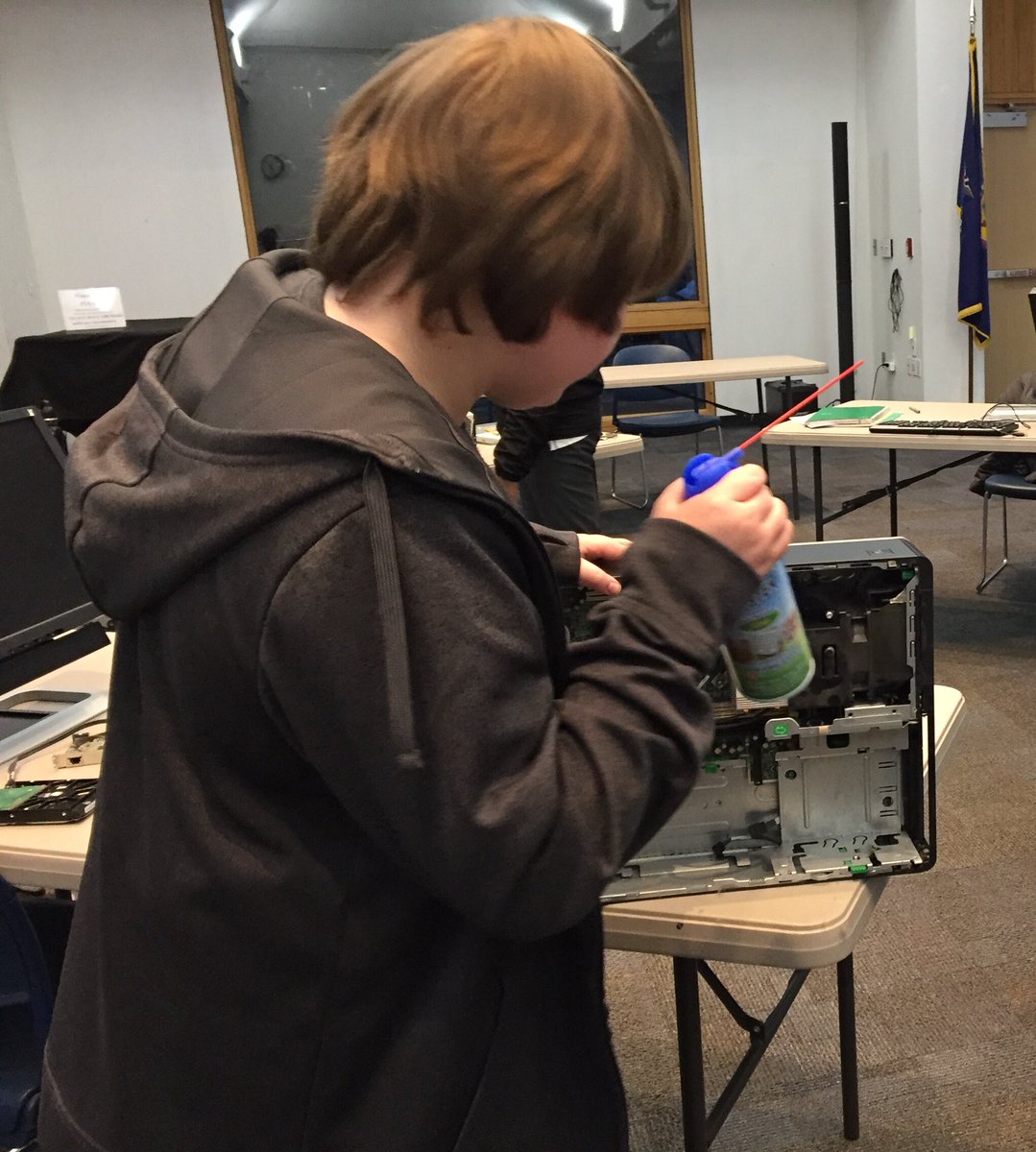 SCInformalSTEM's tweet photo. The first @FLOSSDesktops4kids library program was a big success at the Guilderland library with @SienaCollege Informal STEM mentors helping the  @GuilderlandLib staff! Next step is to explore the BIOS and install Endless OS, an open source operating system from @EndlessOSBrasil! https://t.co/7AMmOOGyhZ
