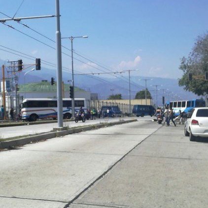 informanteve_'s tweet photo. transportistas trancan Av tulio febres en protesta por quema de unidad #Mérida https://t.co/Zl9j3vunBM